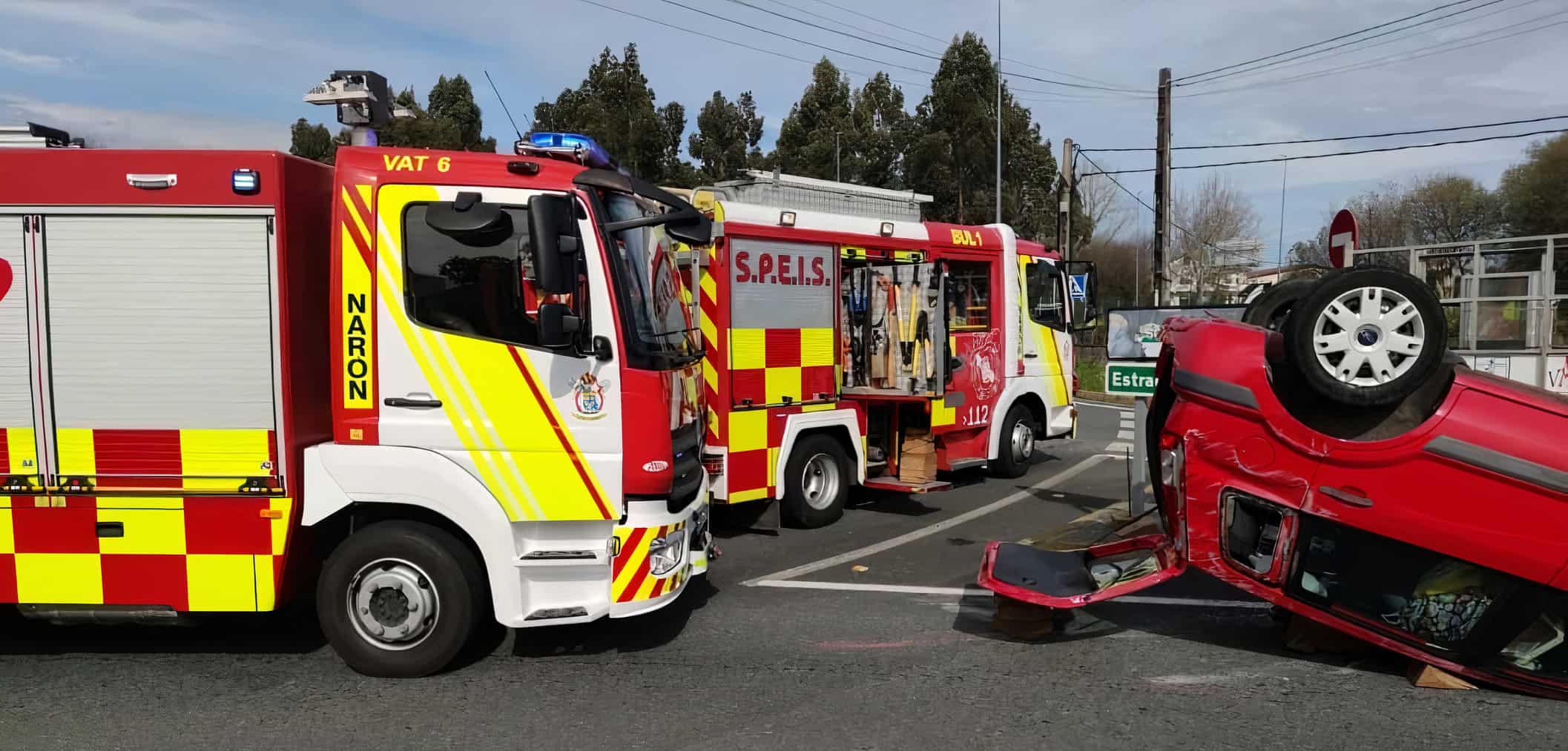 Los bomberos del SPEIS rescataron a los heridos de los turismos siniestrados