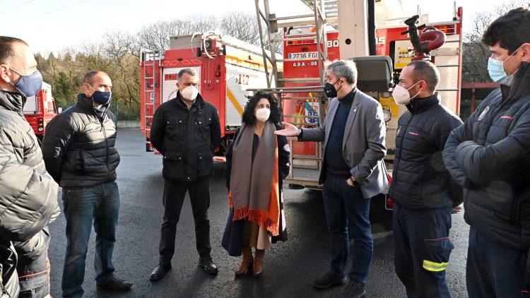 Blas García y margarita Lamela visitan el parque de bomberos de Cee | DIPUTACIÓN DE A CORUÑA