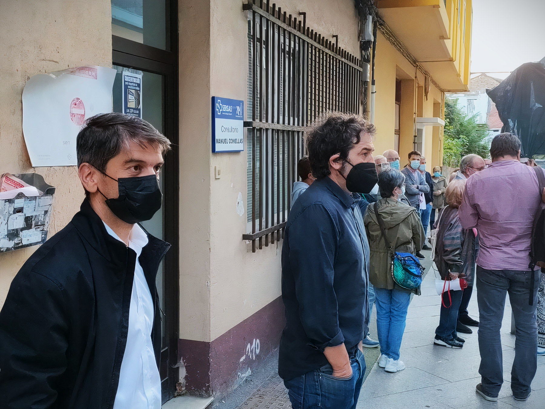 Archivo-Los ediles Jorge Suárez y Suso Basterrechea durante una concentración frente al consultorio médico