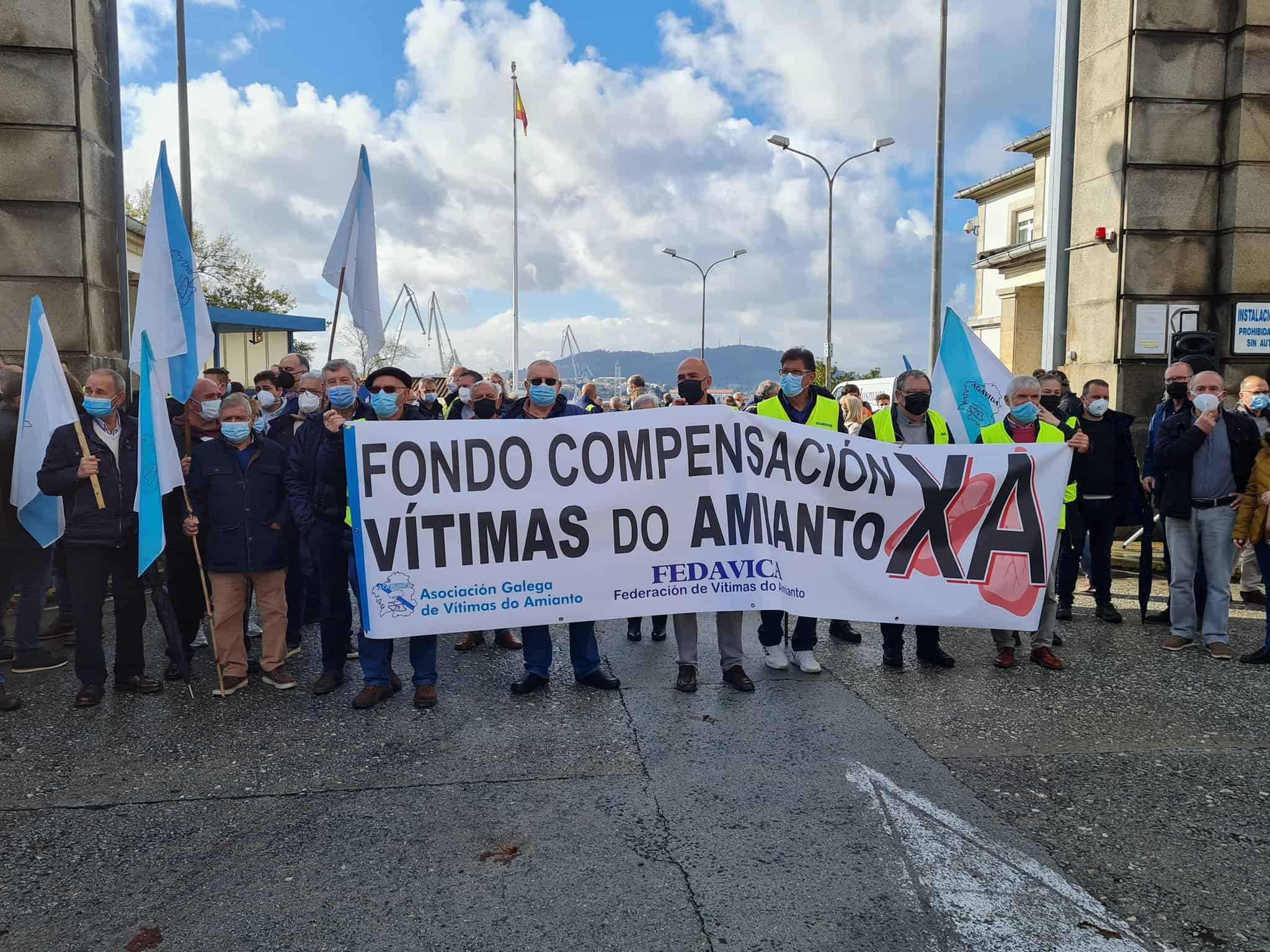 Archivo - Concentración de las víctimas del amianto frente al astillero de Ferrol