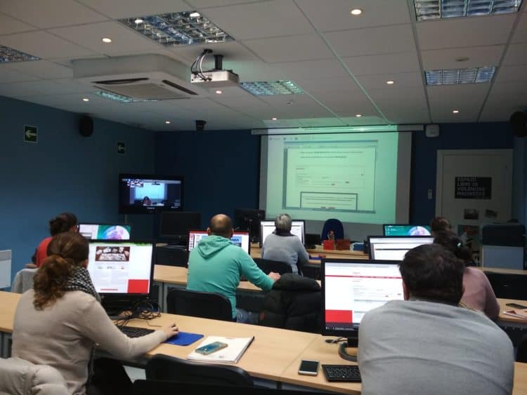 Foto de un curso en el aula Cemit