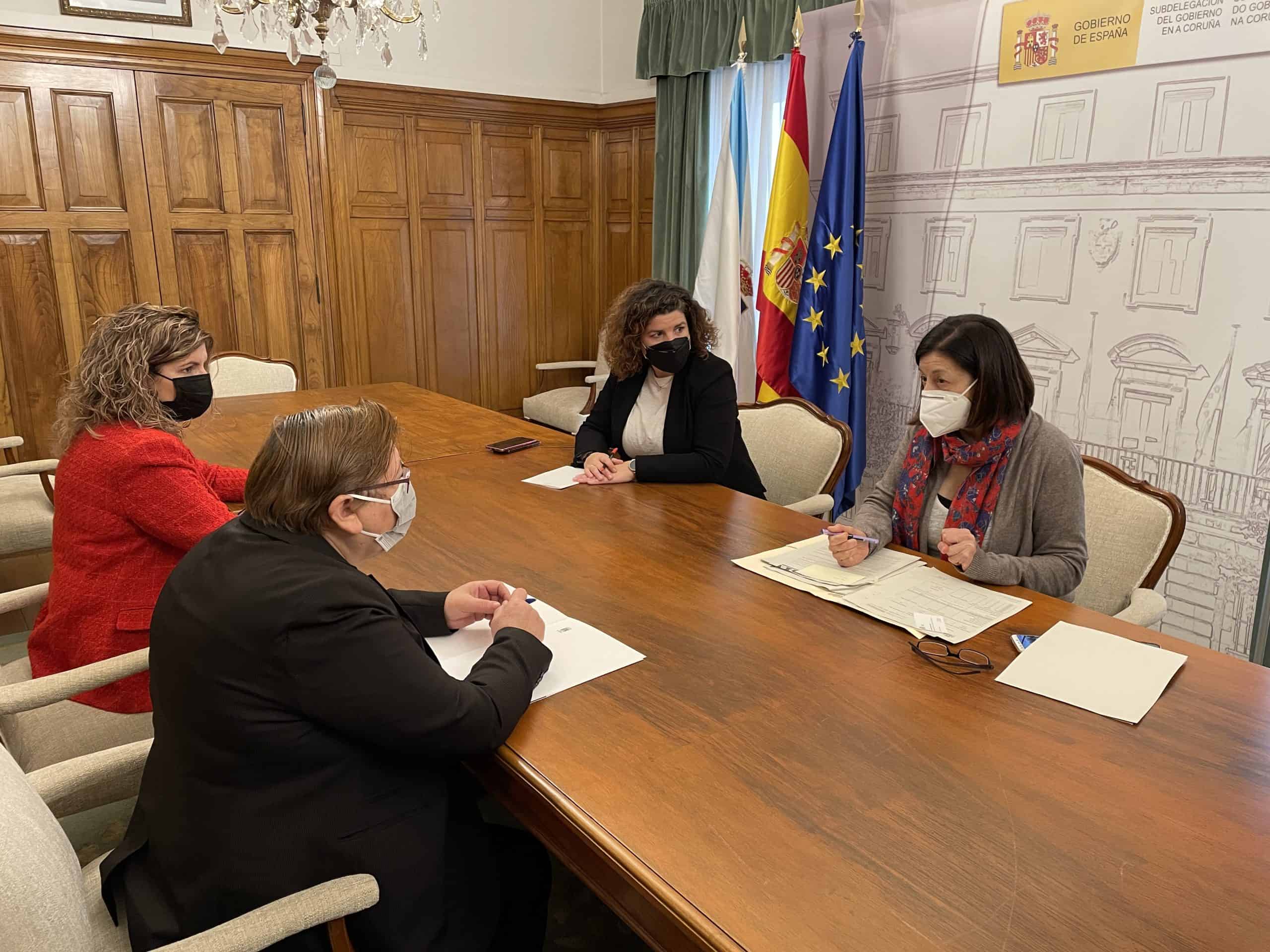 Marián Ferreiro, acompañada por la edil de Igualdad, Mar Gómez, abordó la creación del organismo con María Rivas, subdelegada del Gobierno en A Coruña