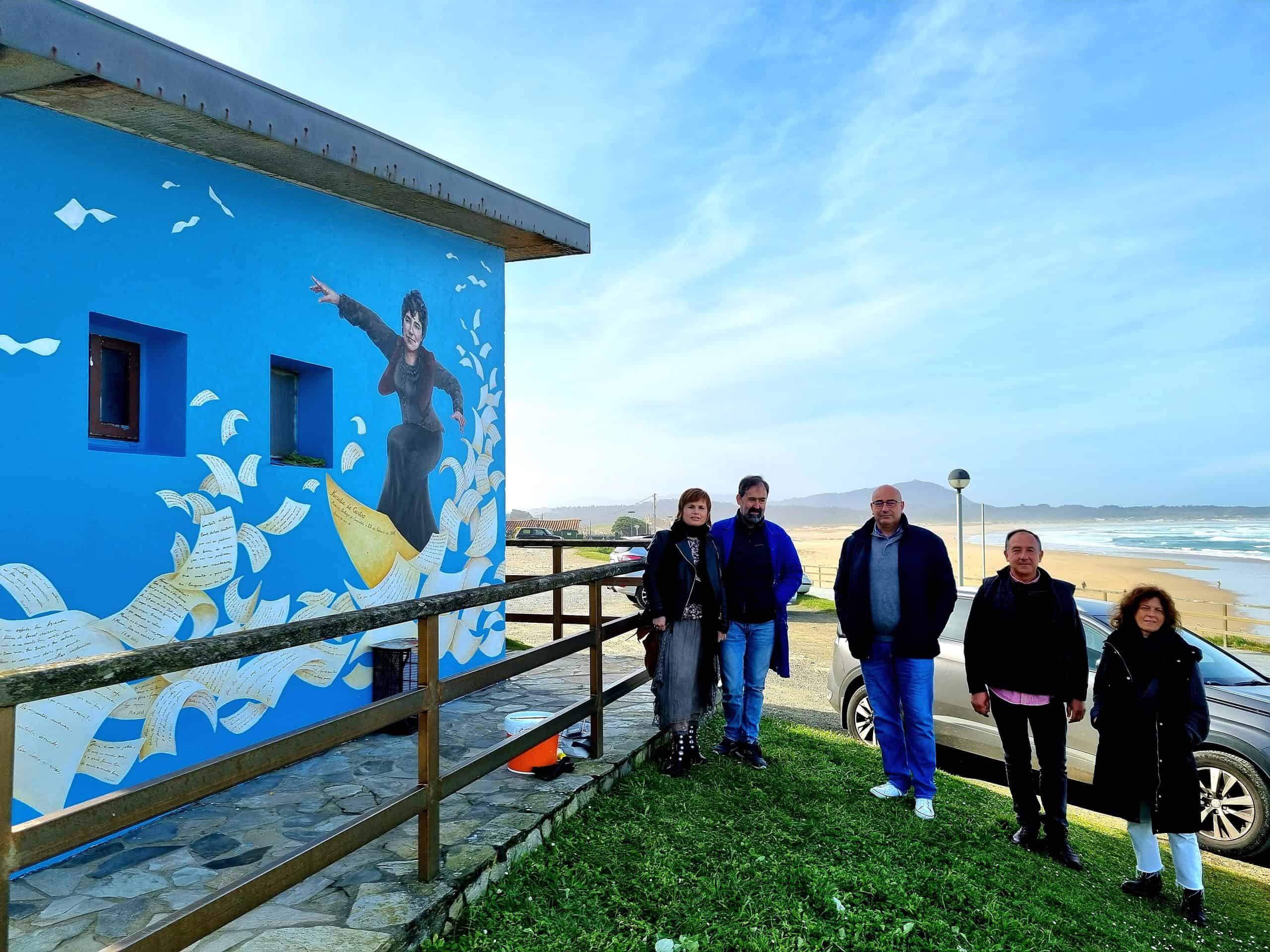 El alcalde de Valdoviño, Alberto González, visitó esta mañana el mural