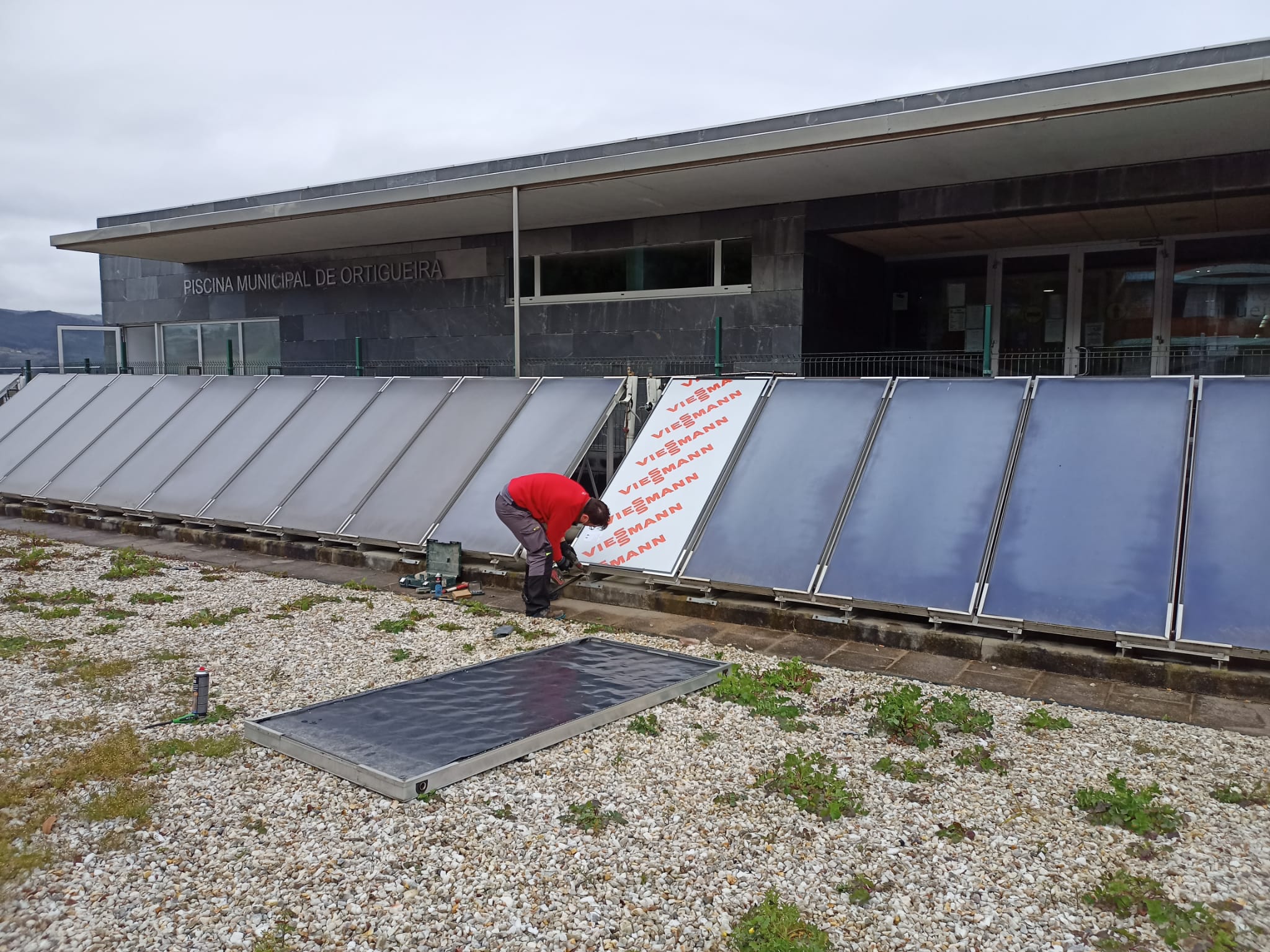 Instalación de paneles solares en las instalaciones deportivas