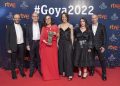 La productora, Chelo Loureiro, con el resto del equipo de su película de animación 'Valentina', posan con el premio de la 36ª gala de los Premios Goya
