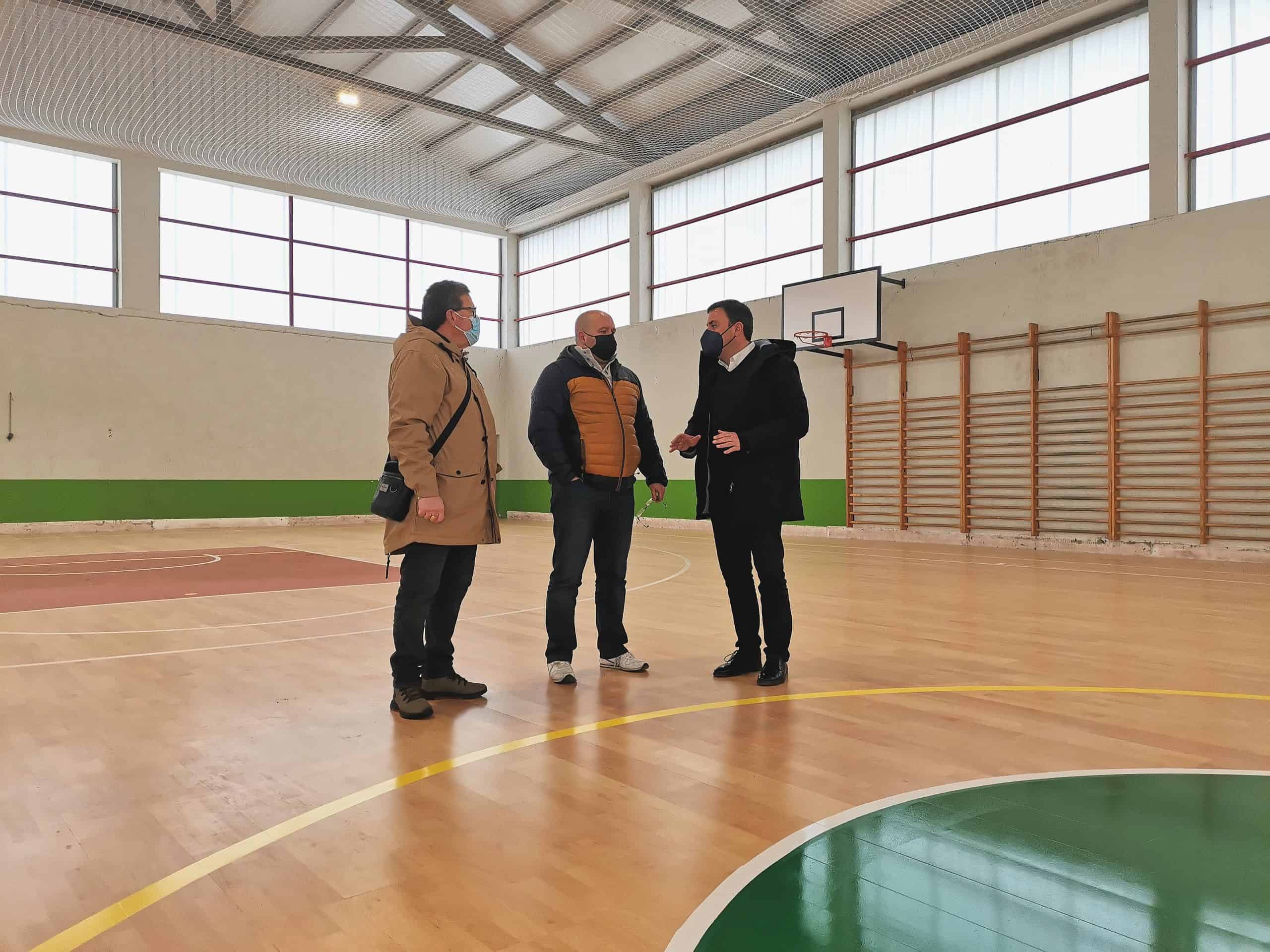Valentín González Formoso visitó las renovadas instalaciones deportivas