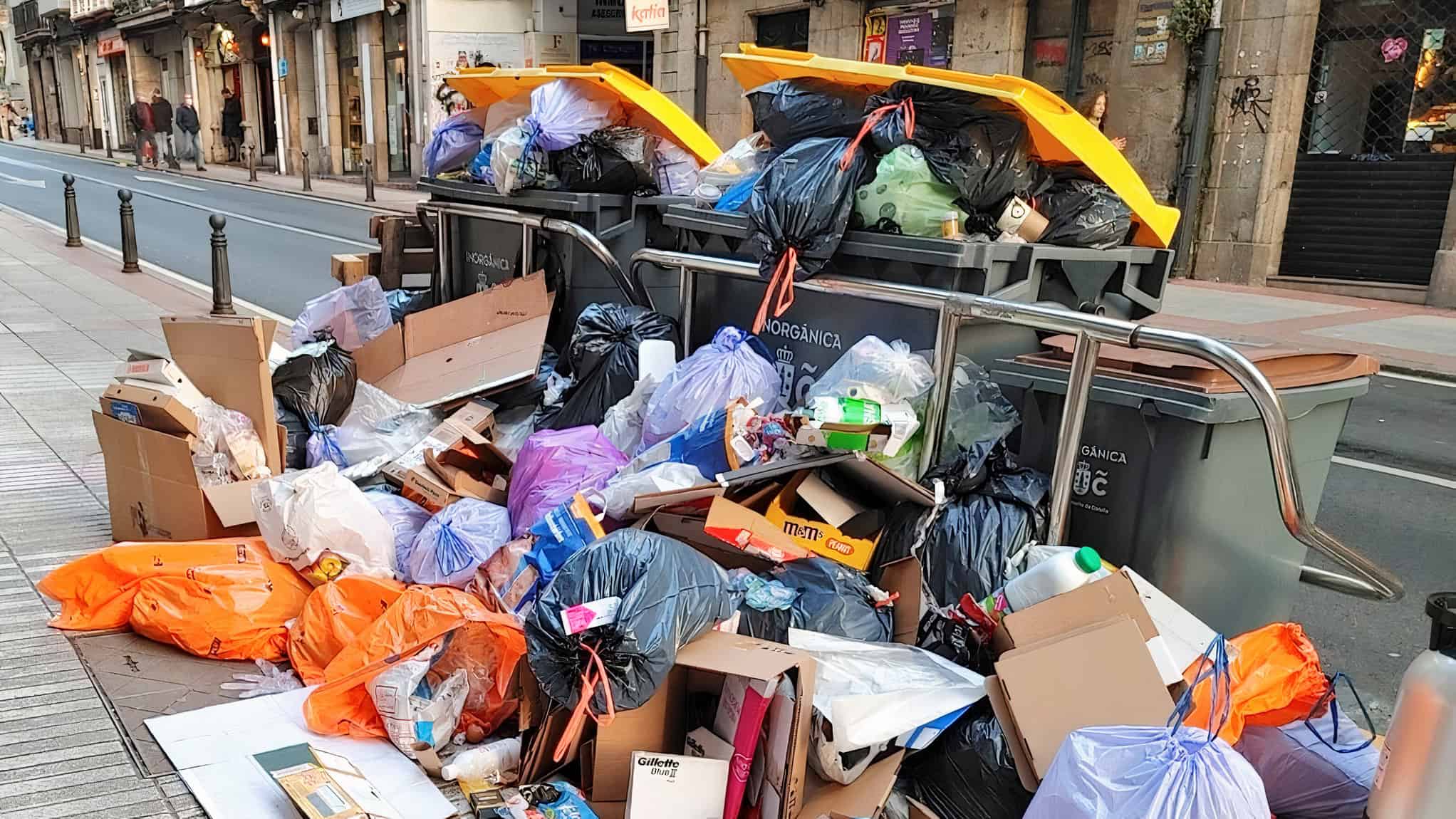 Basura desbordada en la calle Panaderas | @ELOYTP