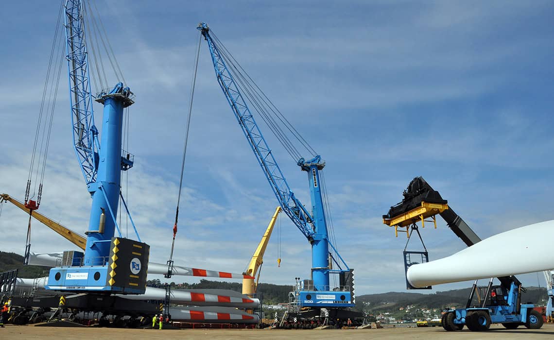 Tráfico de palas en el muelle ferrolano de Curuxeiras