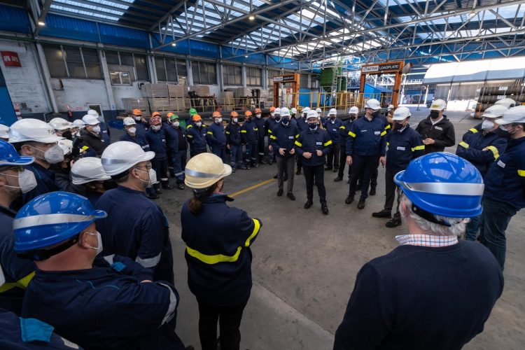 El presidente de la Xunta, Alberto Núñez Feijóo, acompañado por el vicepresidente segundo, Francisco Conde, se reúne con directivos de Showa Denko Carbon Spain- EP