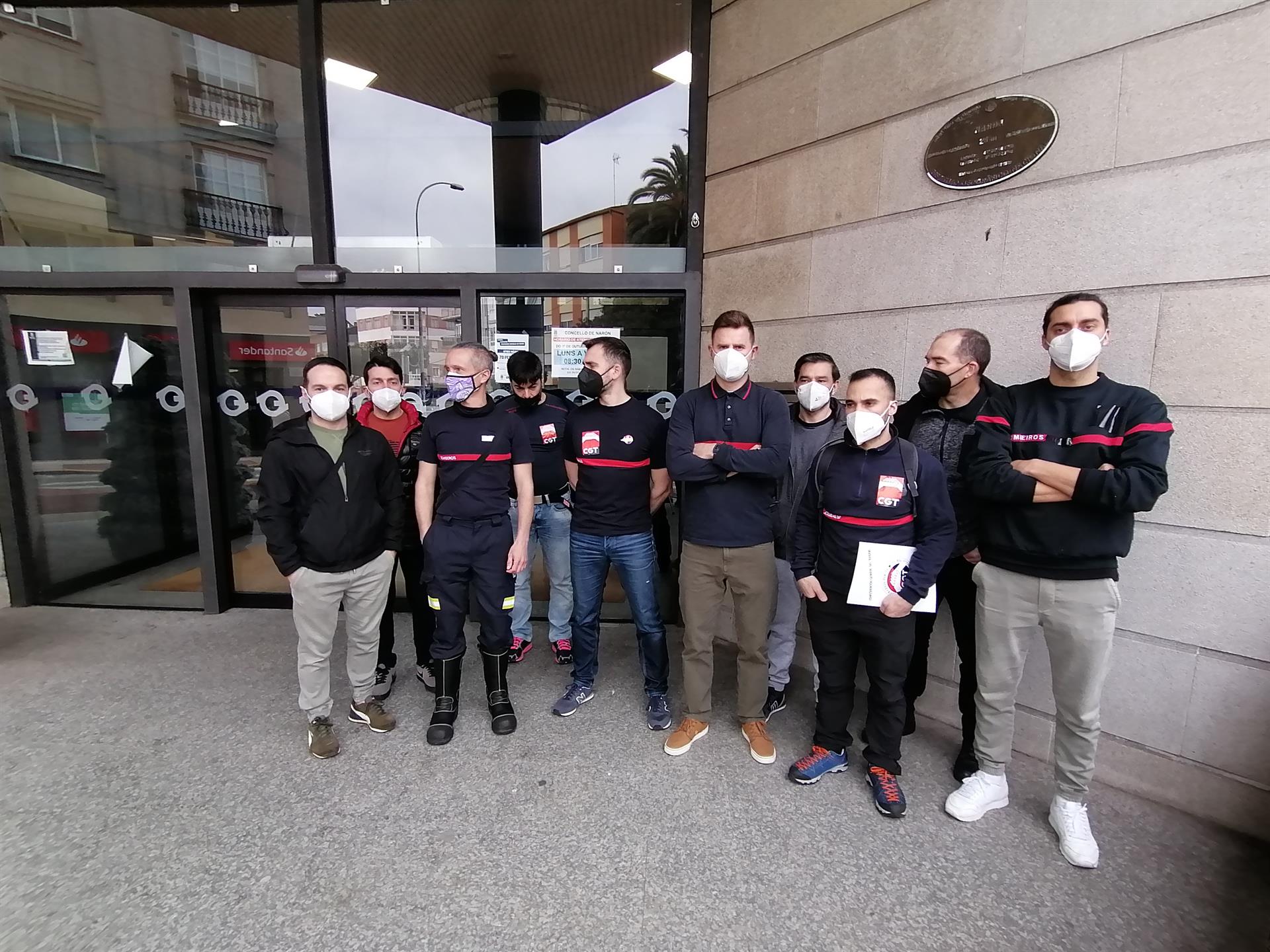Archivo -Integrantes del SPEIS a las puertas del Ayuntamiento de Narón - EUROPA PRESS