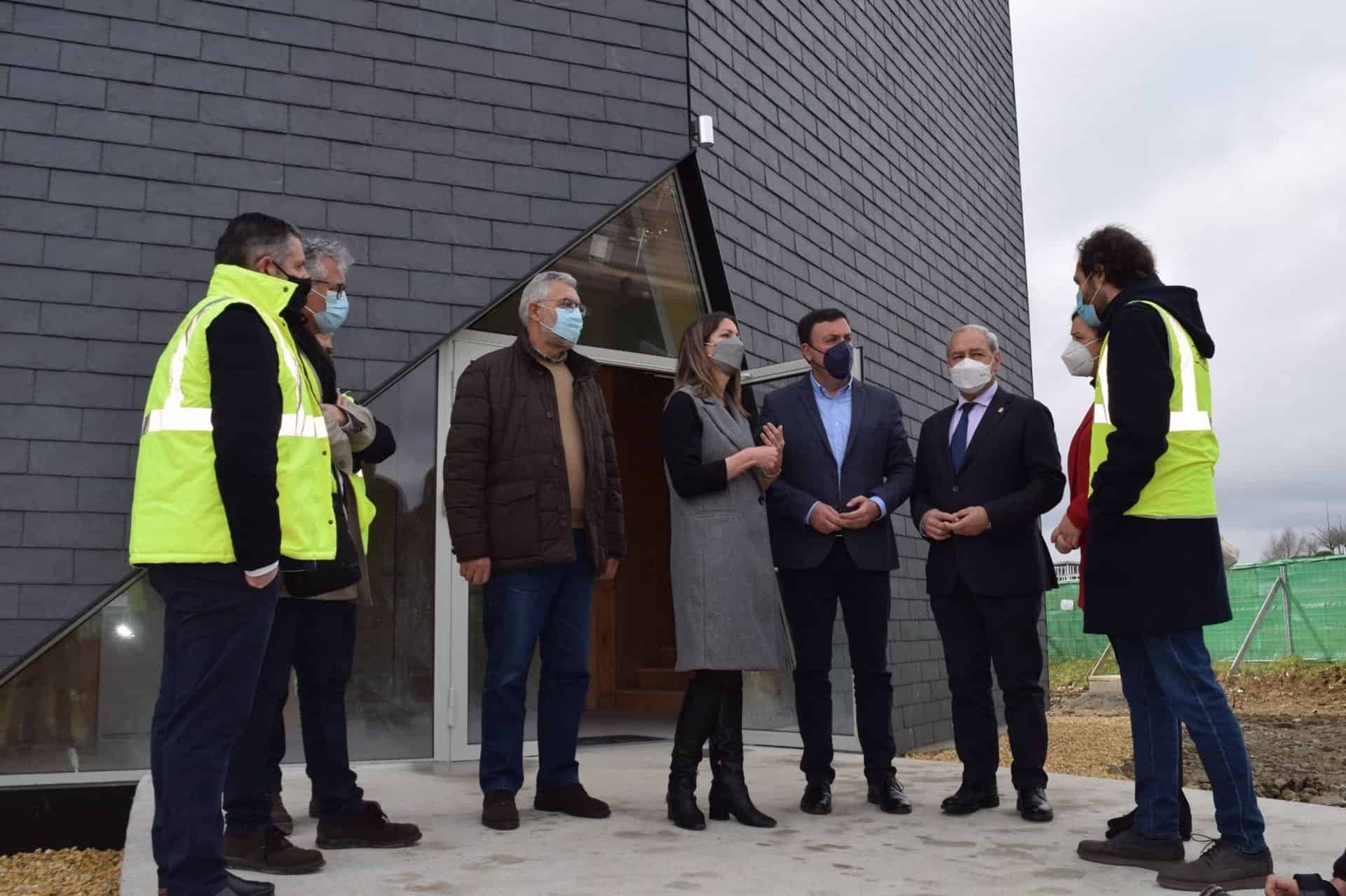 El líder del PSdeG, Valentín González Formoso, visita el Edificio Impulsa Verde, acompañado por la alcaldesa, Lara Méndez, y el presidente de la Diputación, José Tomé | EP