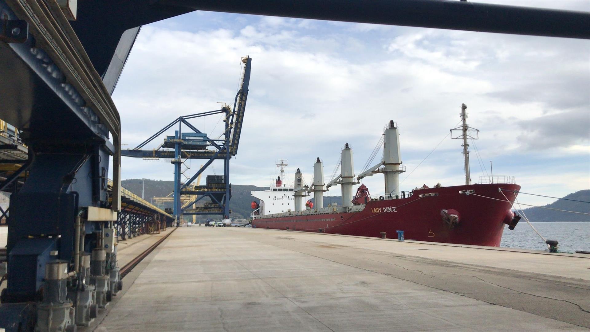 Archivo - Atraca en Ferrol un buque con 20.000 toneladas de carbón para la central térmica de Endesa en As Pontes. | EUROPA PRESS