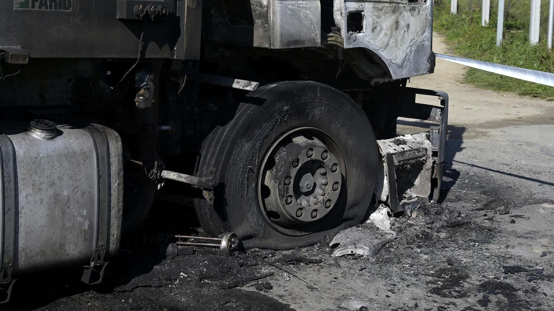 Un camión calcinado tras las tercera madrugada de incidentes por el conflicto de la basura | M. DYLAN (EP)