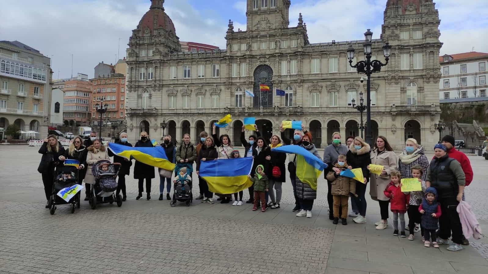 Una treintena de ucranianos protestan en A Coruña | @EVAMIF