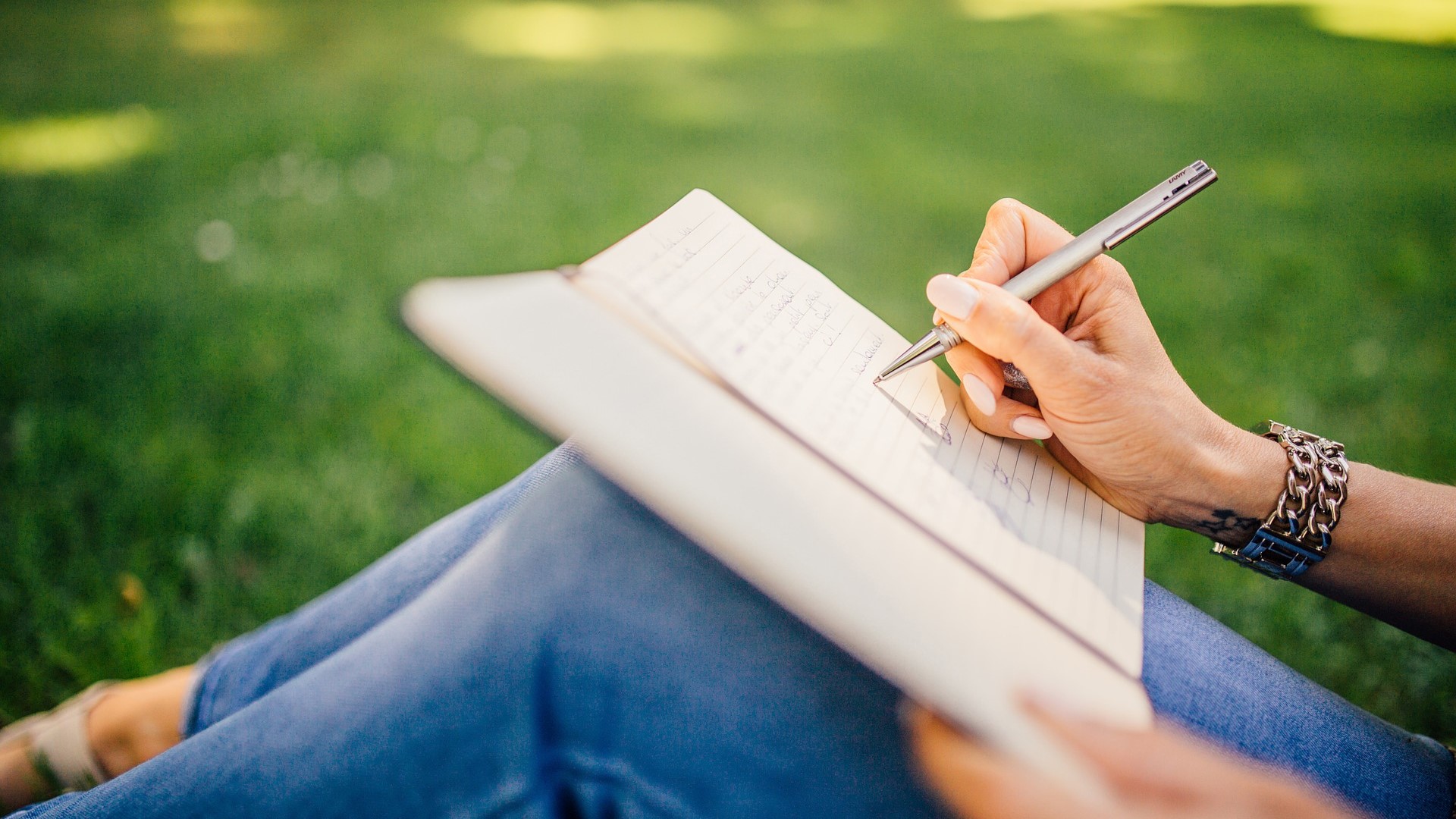 Imagen de una mujer escribiendo