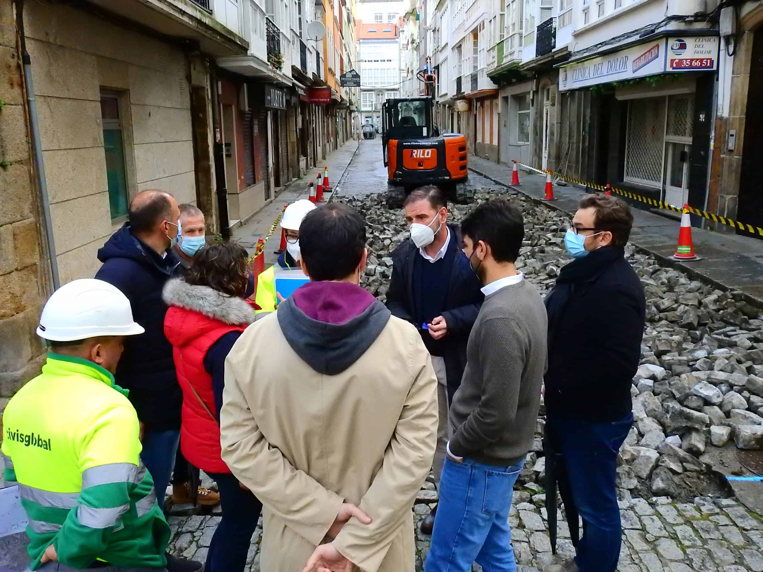 El alcalde, Ángel Mato, y el edil de Urbanismo, Julián Reina, se reunieron a pie de obra con los responsables de la reurbanización de la calle para verificar la planificación de los trabajos.