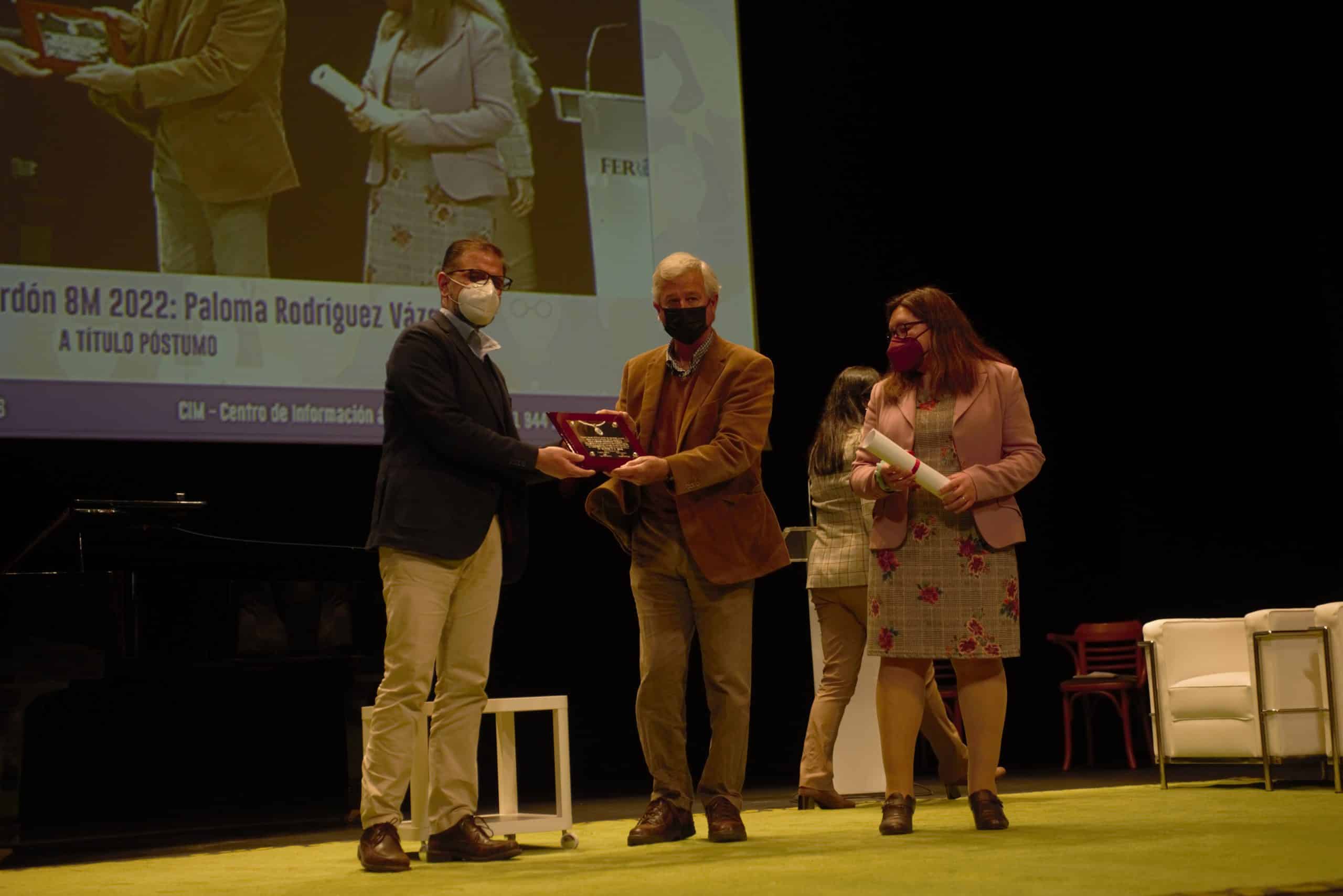 El alcalde de Ferrol, Ángel Mato, entregó la placa a Alberto Veiga Piñeiro y fue una amiga de Paloma Rodríguez, María Debén Alfonso