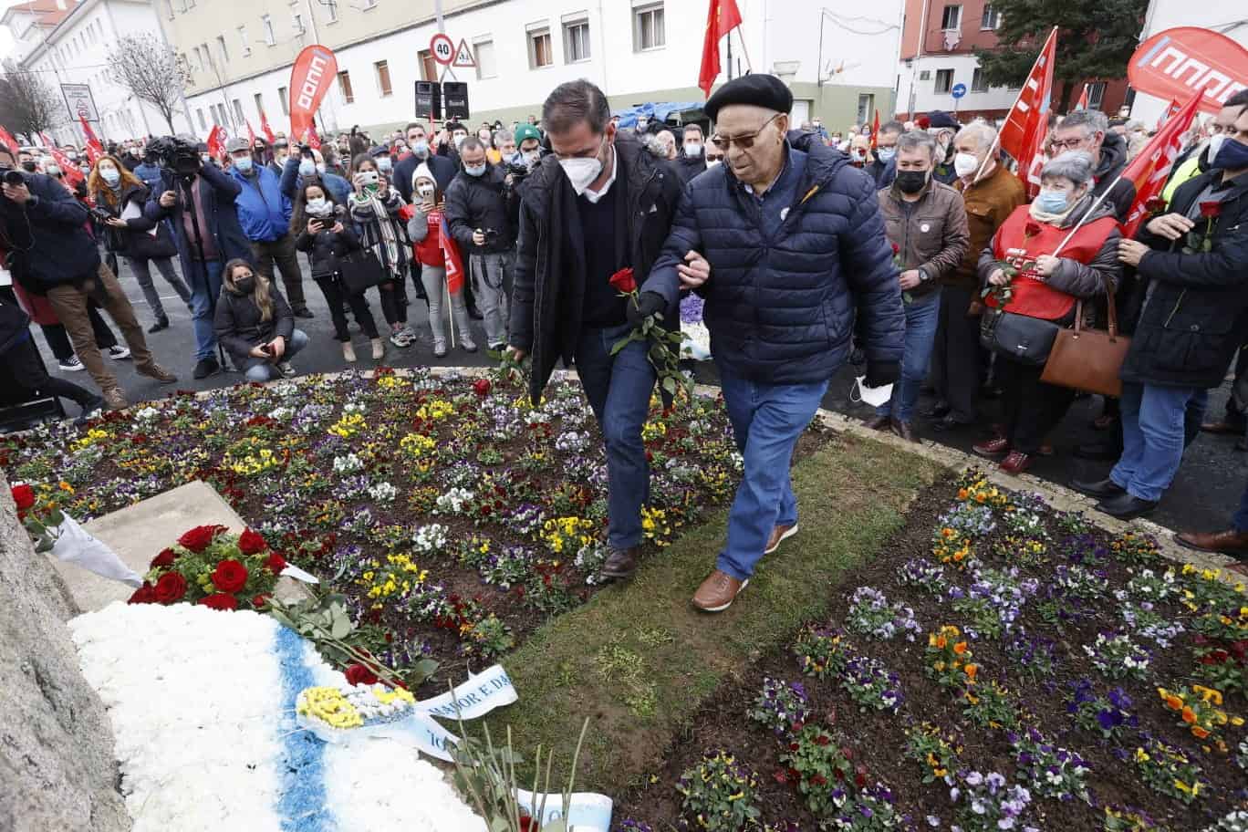 El alcalde Ángel Mato y el sindicalista Rafael Pillado, durante la entrega floral