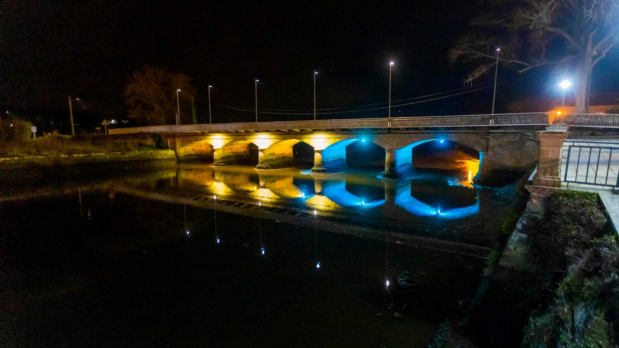 El puente de Anllóns luce amarillo y azul | CONCELLO DE PONTECESO