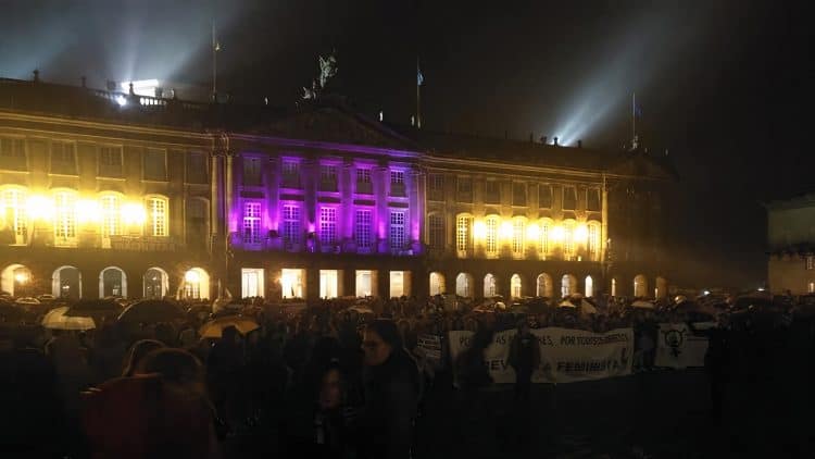 Archivo - Ayuntamiento de Santiago iluminado de violeta en el 8M de 2019 | ENFOQUES