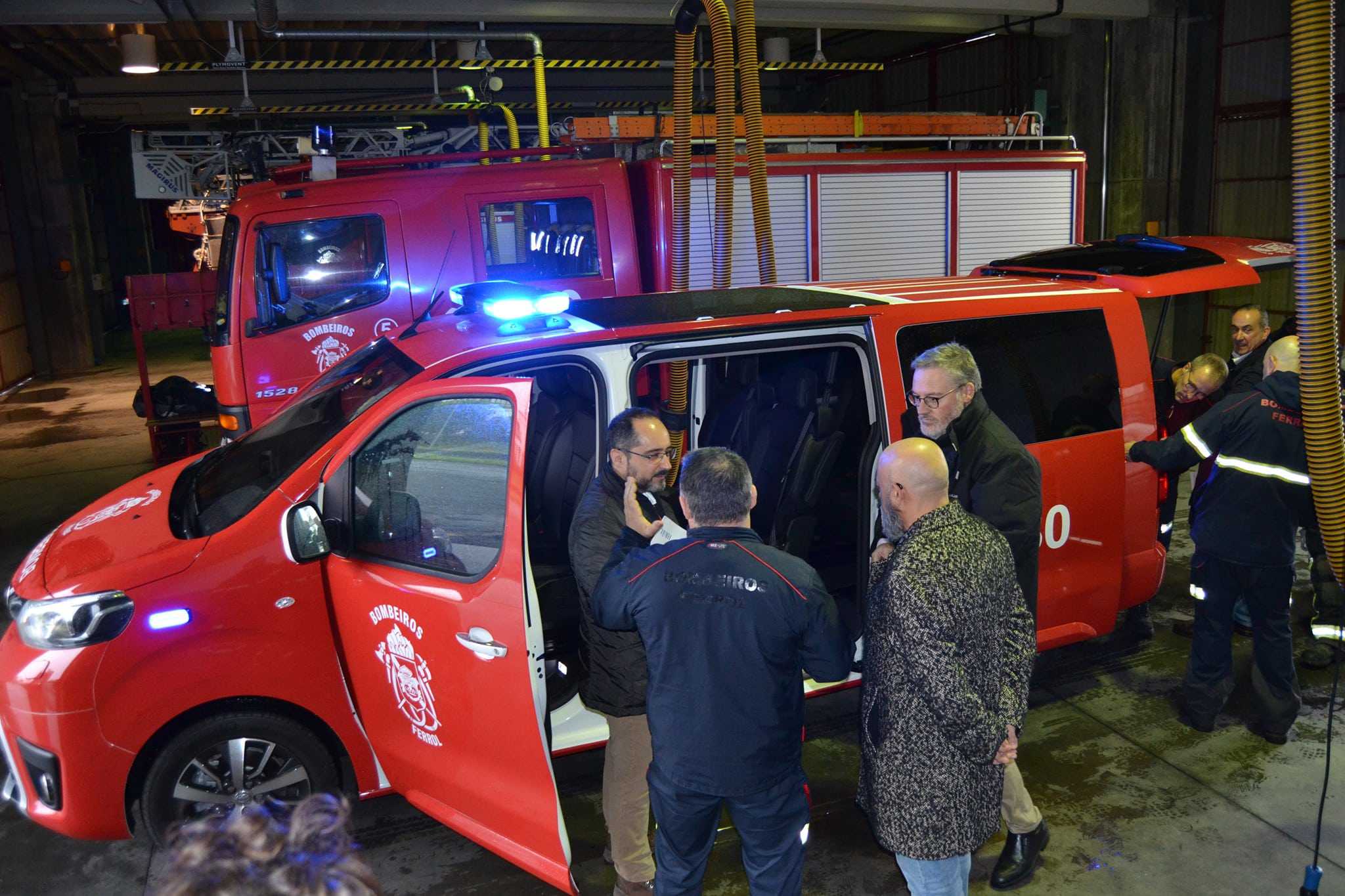 Germán Costoya durante la entrega de un nuevo vehículo al parque de Bomberos