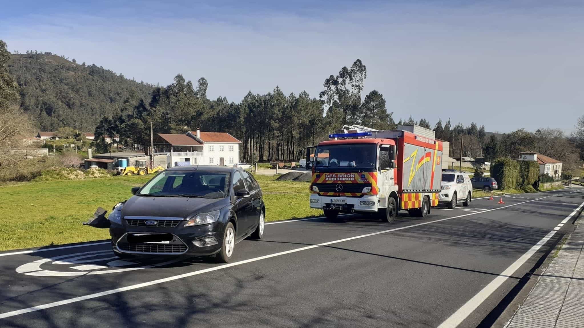 Asistencia del GES de Brión en un accidente ante el CEIP de Barouta