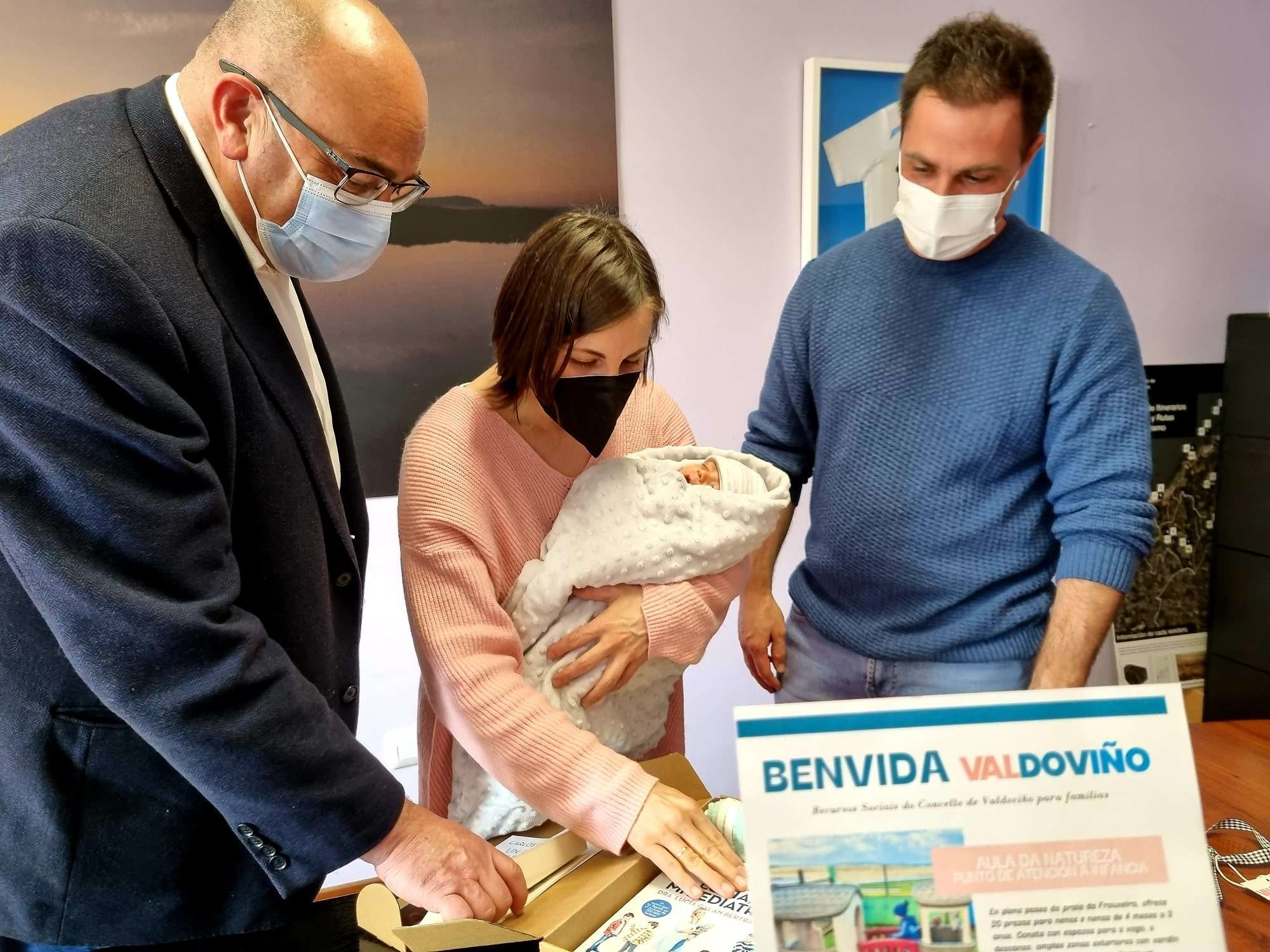 El alcalde de Valdoviño, Alberto González, fue el encargado de entregar el obsequio a los padres