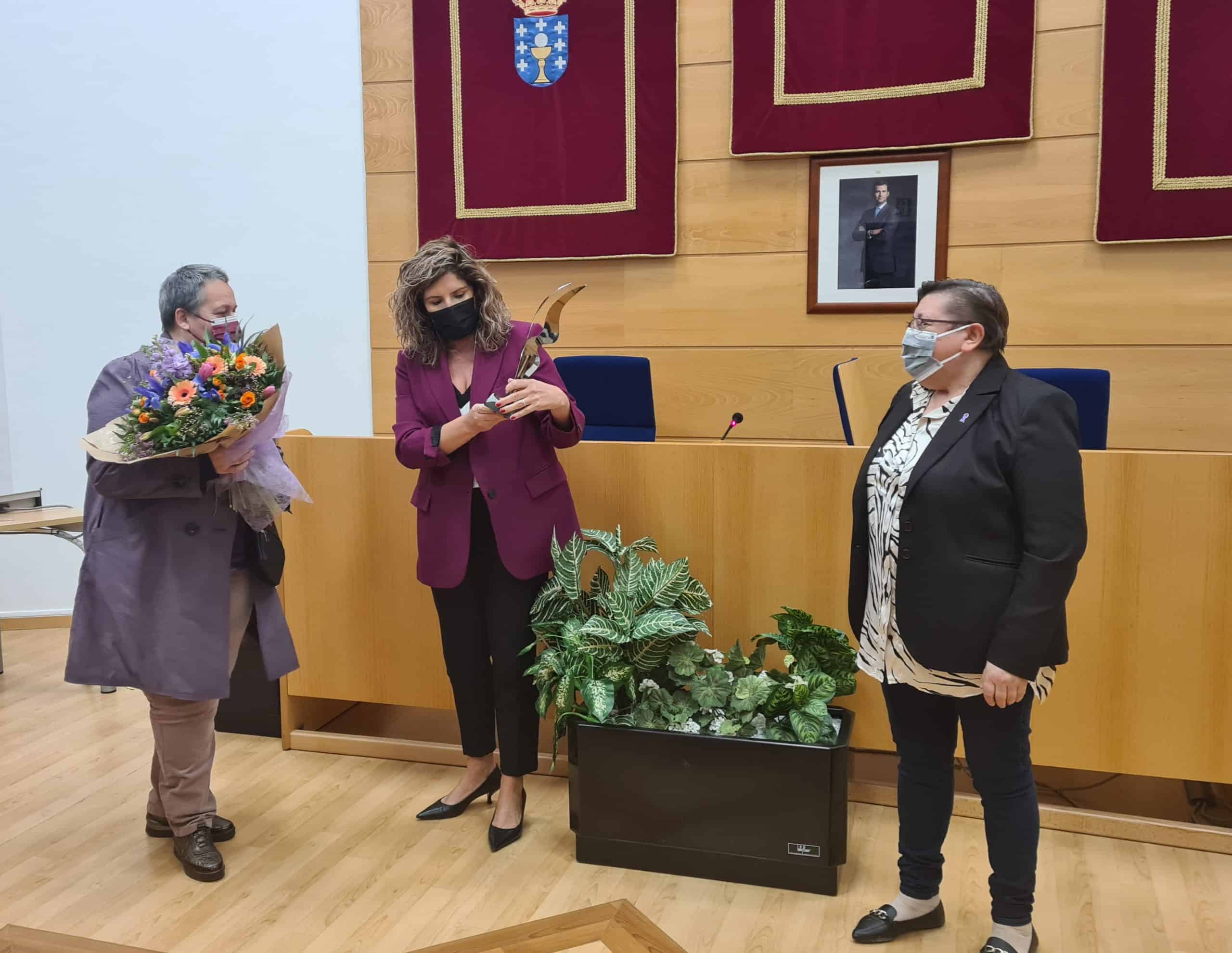 La alcaldesa, Marián Ferreiro, entregó a Maribel Mouriz un ramo de flores