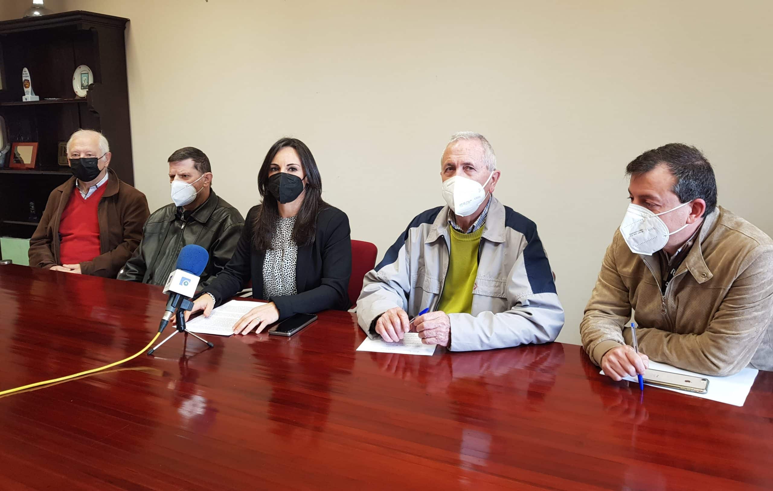 Ana Leira, acompañada de representantes de varias entidades vecinales como la AVV San Xoán- Bertón, AVV Zona Centro de Ferrol, AVV A Magdalena y AVV San Pablo Catabois