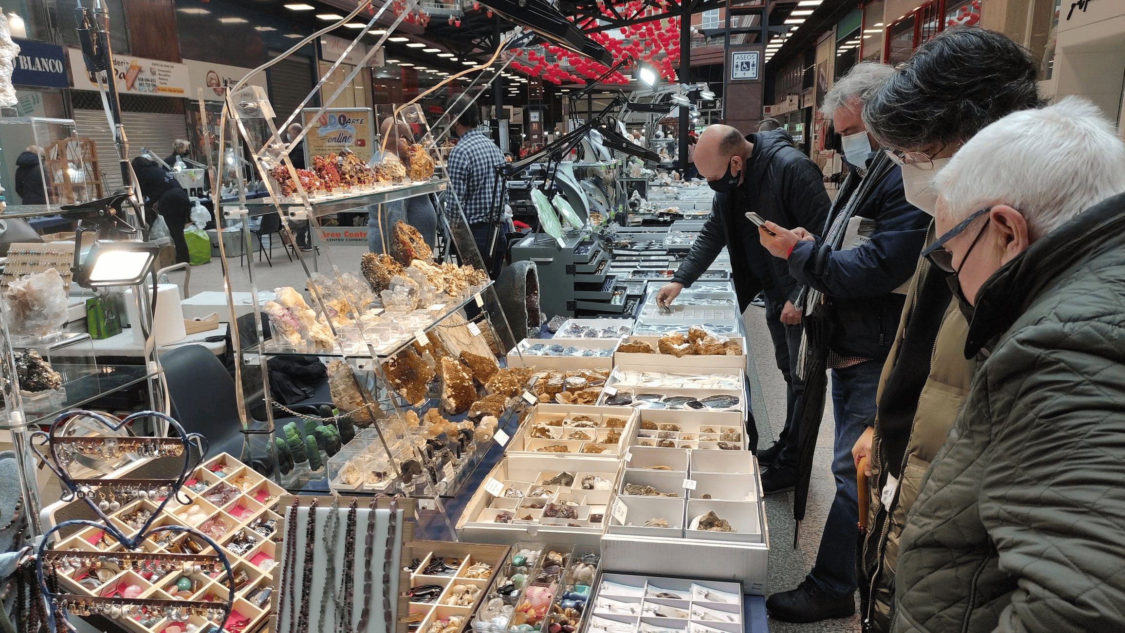 Hombres y mujeres compran minerales y joyas en Santiago | ENFOQUES