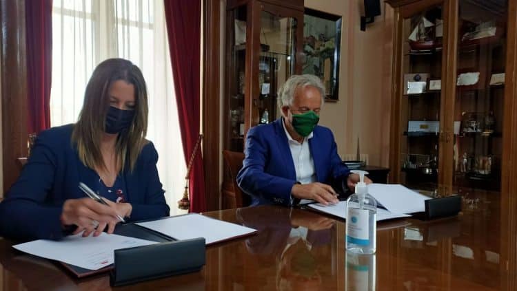 Archivo - Lara Méndez firma el convenio | CONCELLO DE LUGO