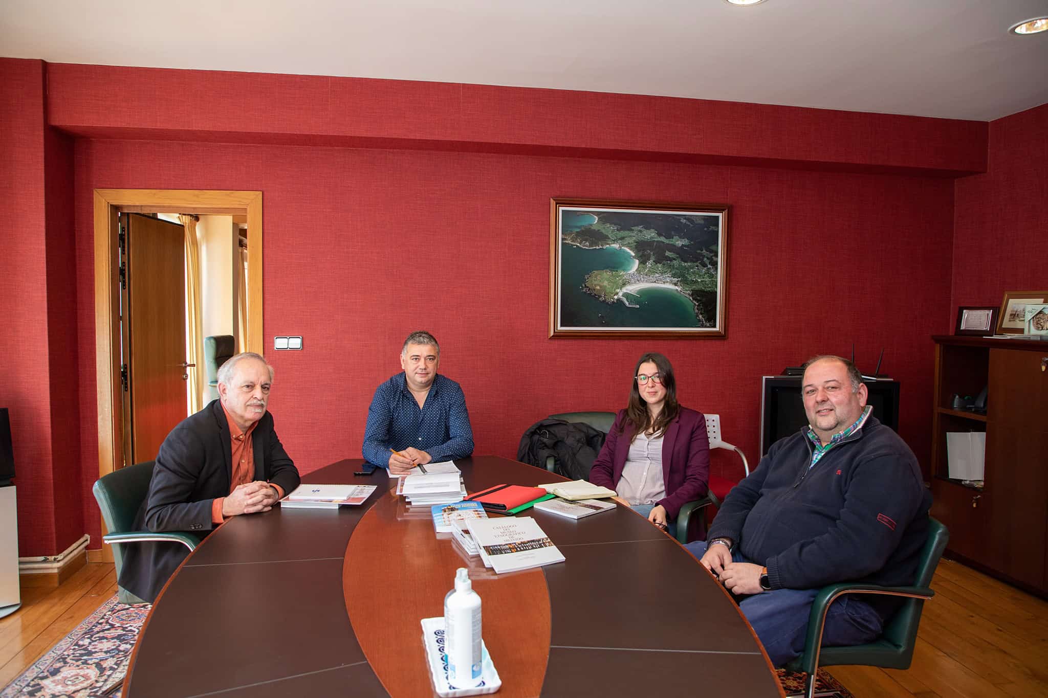 En un encuentro entre el alcalde de Ortigueira, el concejal de Cultura y miembros de la directiva de la entidad, se trataron asuntos como el acto de presentación del catálogo del Museo de Meixido, en el que colaboraron ambas instituciones y la Deputación.