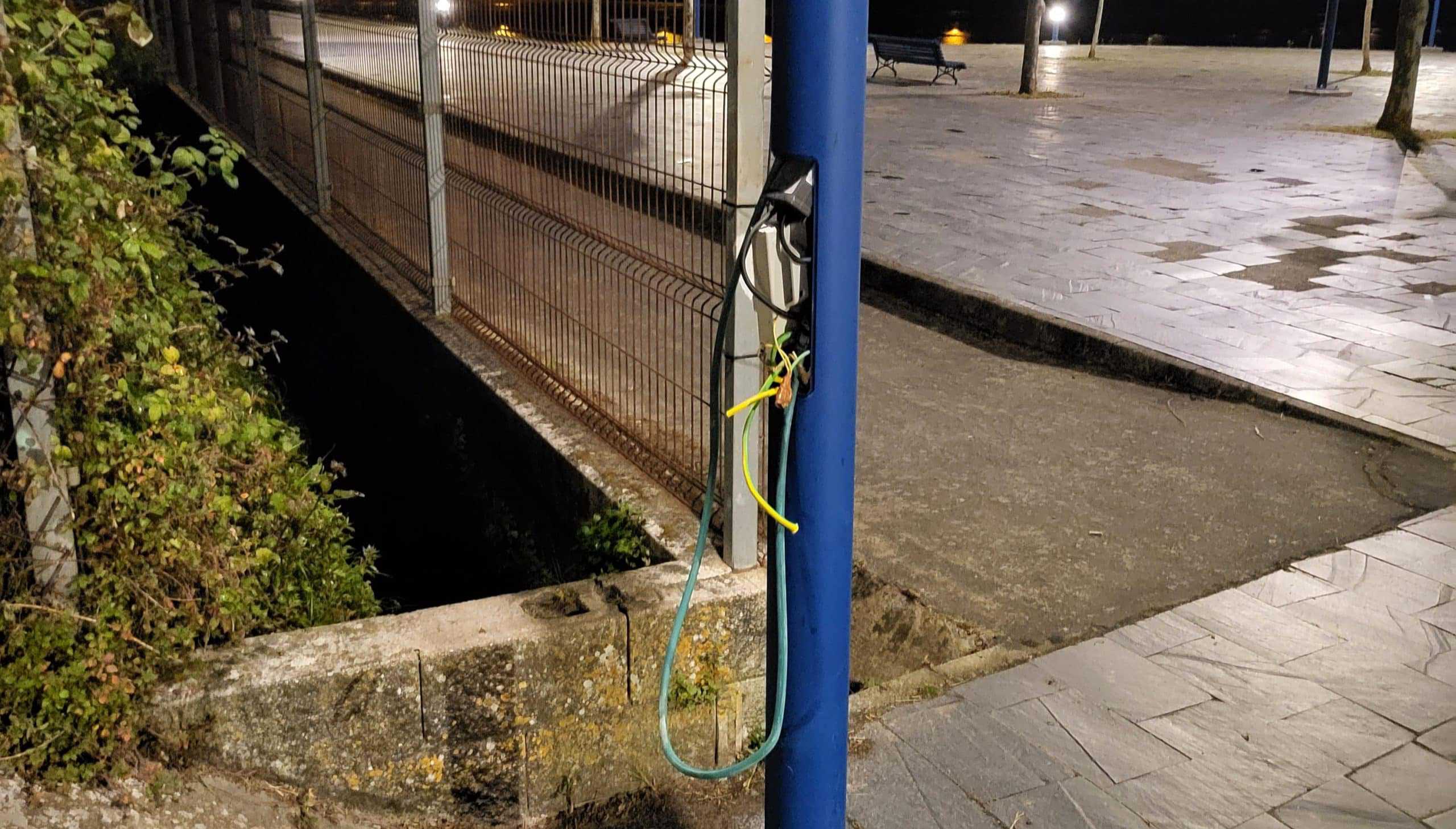 Así quedaron algunas de las farolas tras el intento de robo