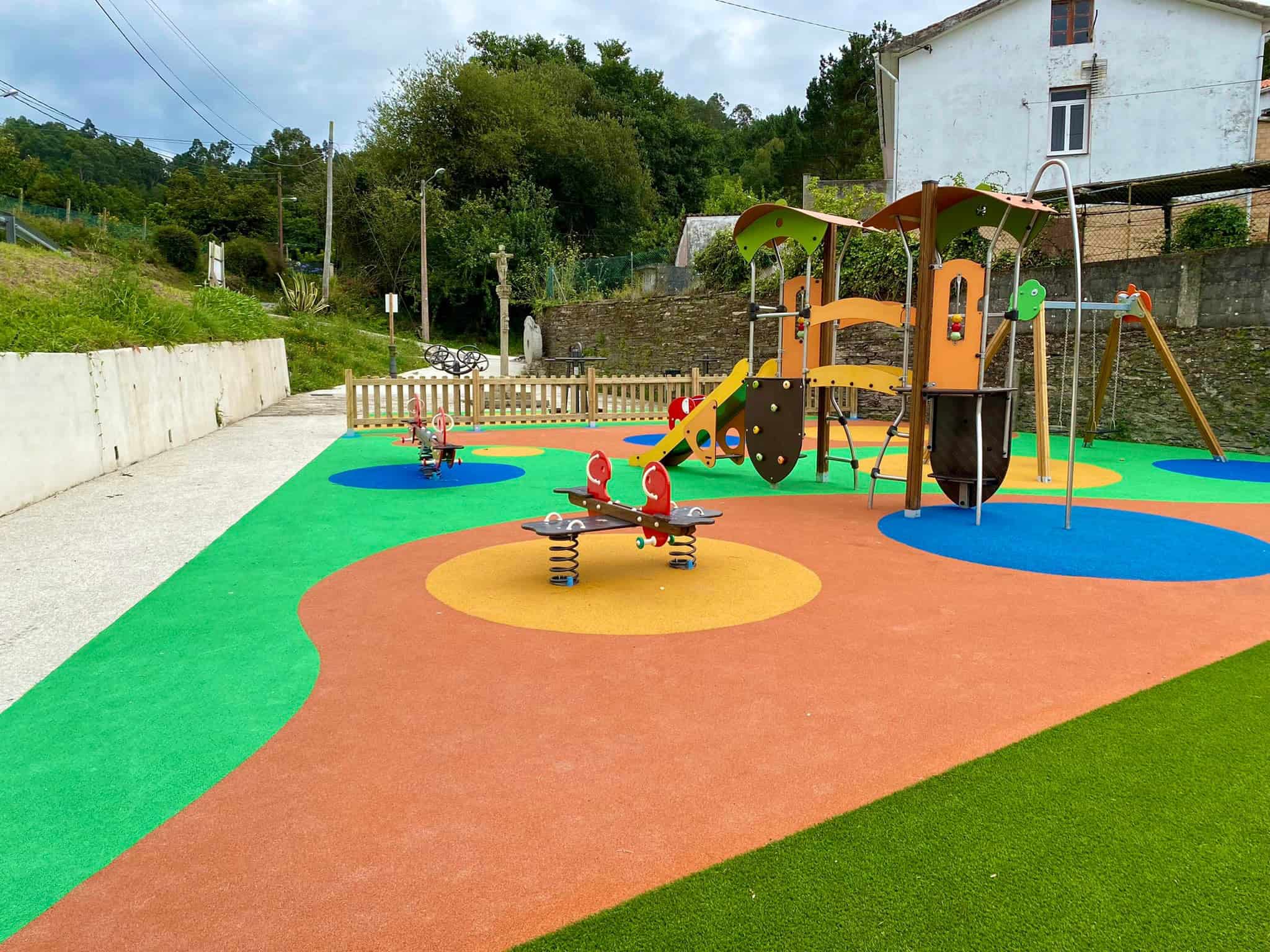El parque infantil ha quedado totalmente renovado con esta obra