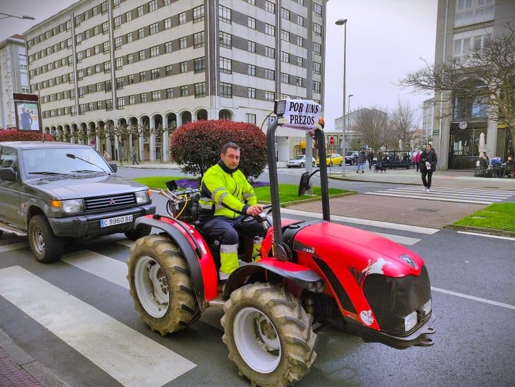 Un tractorista durante la protesta en Ferrol