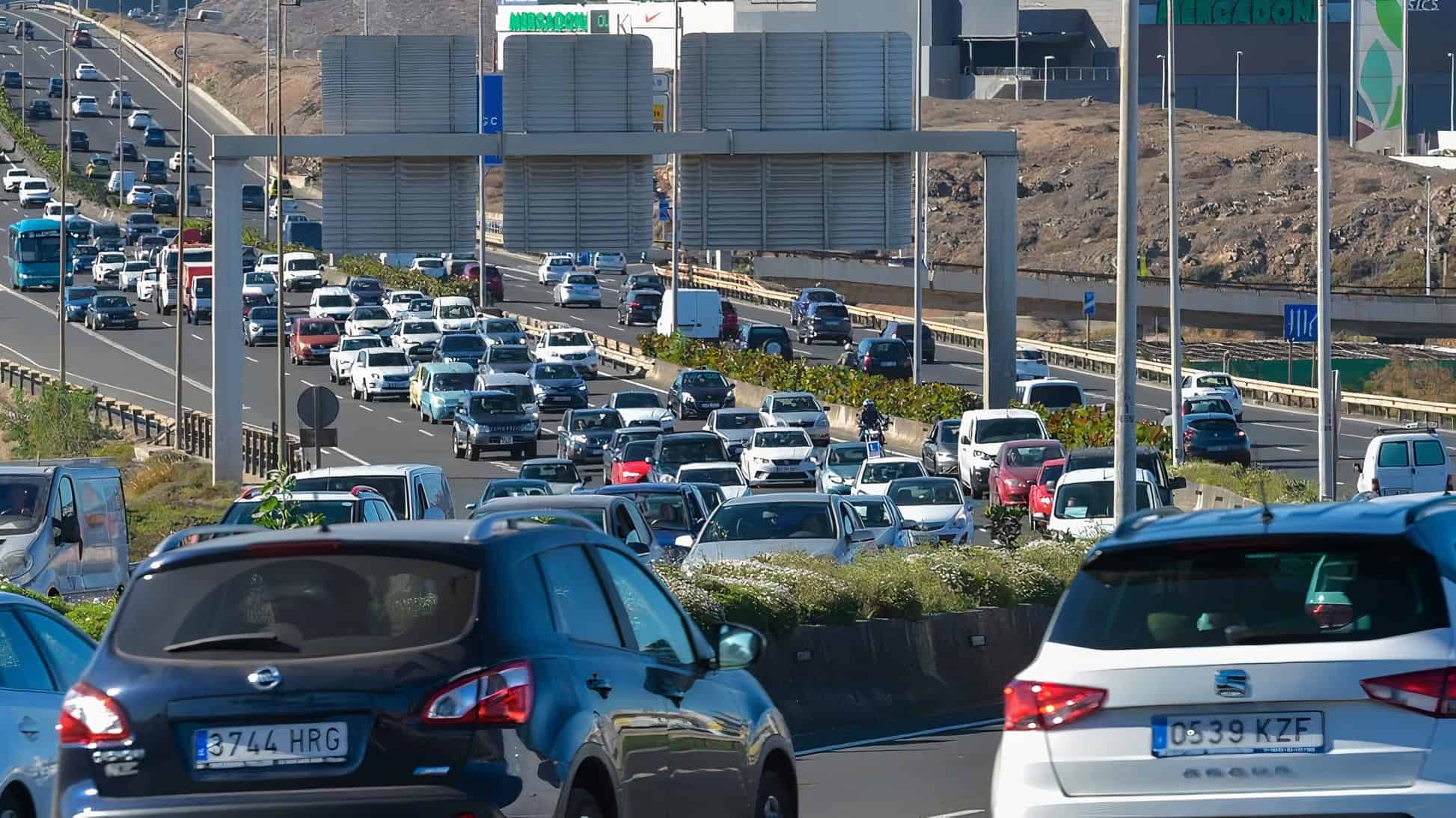 Imagen de archivo de vehículos en una autopista