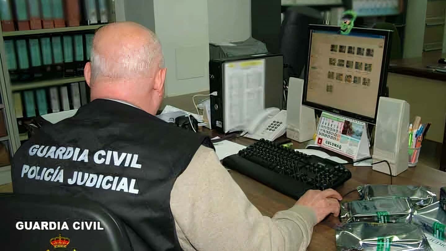 Archivo - Un guardia civil investiga delitos telemáticos | GUARDIA CIVIL