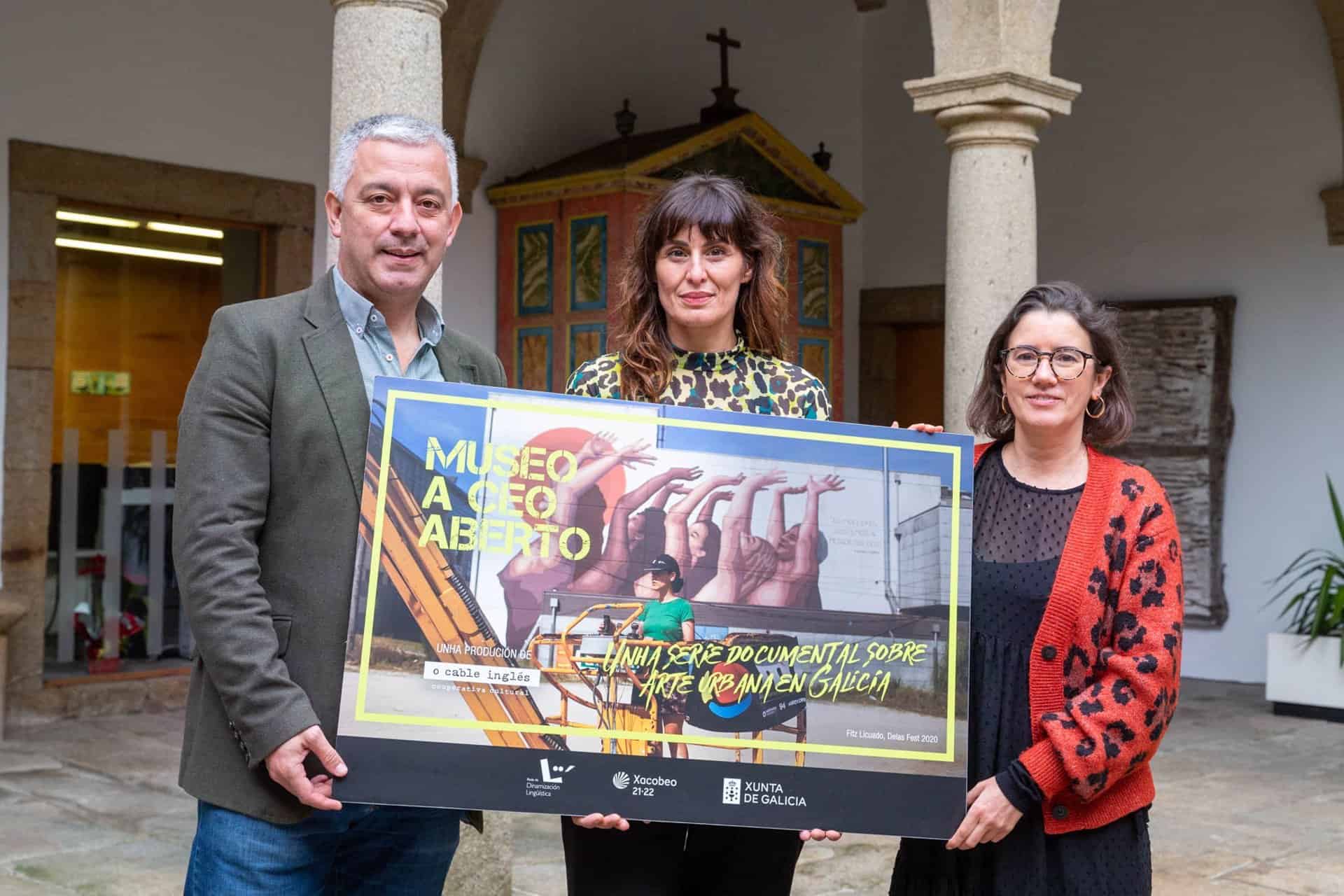 El secretario xeral de Política Lingüística, Valentín García, junto a la directora y guionista del proyecto, Marian Fernández, en la presentación de la serie documental 'Museo a ceo aberto' |
XOÁN CRESPO