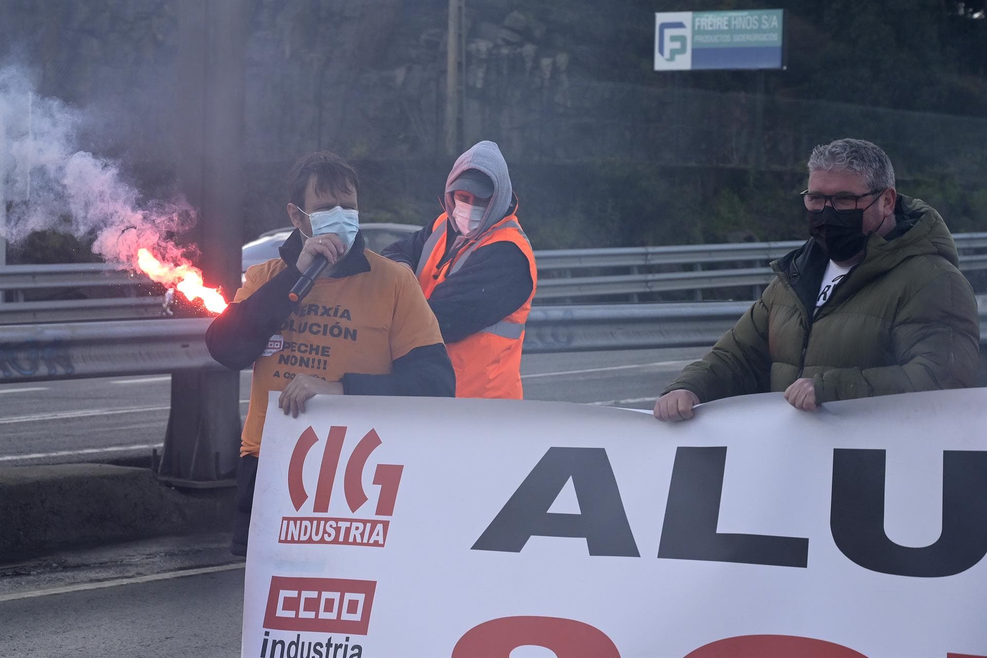Uno de los trabajadores de la plantilla de Alu Ibérica, interviene durante una manifestación frente a la fábrica de Alcoa | M. DYLAN (EP)