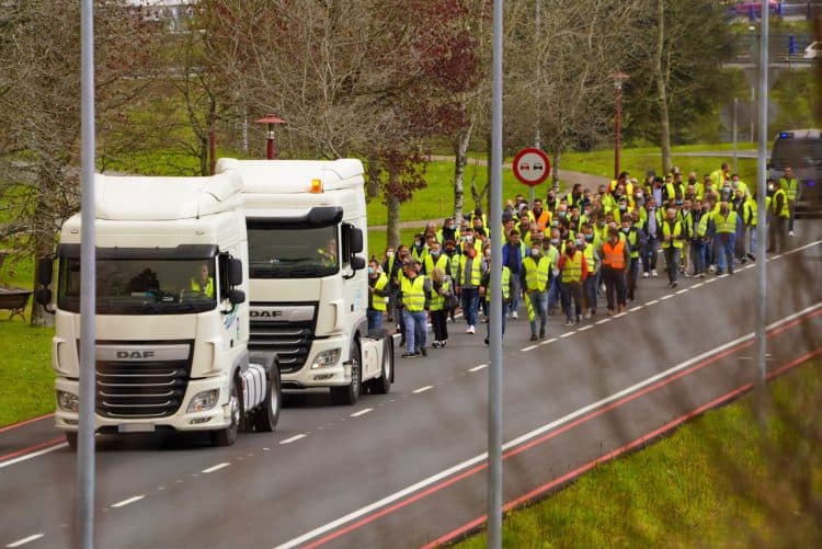 Imagen de archivo de transportistas participando en el segundo día de huelga indefinida del transporte de mercancías, en el Polígono de O Ceao, a 14 de marzo de 2022, en Lugo. | EP