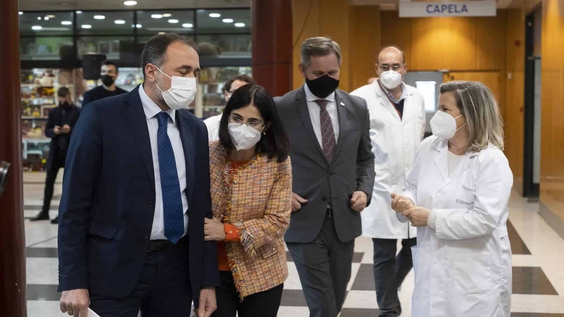 El conselleiro de Sanidade, Julio García Comesaña, y la ministra de Sanidad, Carolina Darias, en el Hospital Clínico | CÉSAR ARXINA