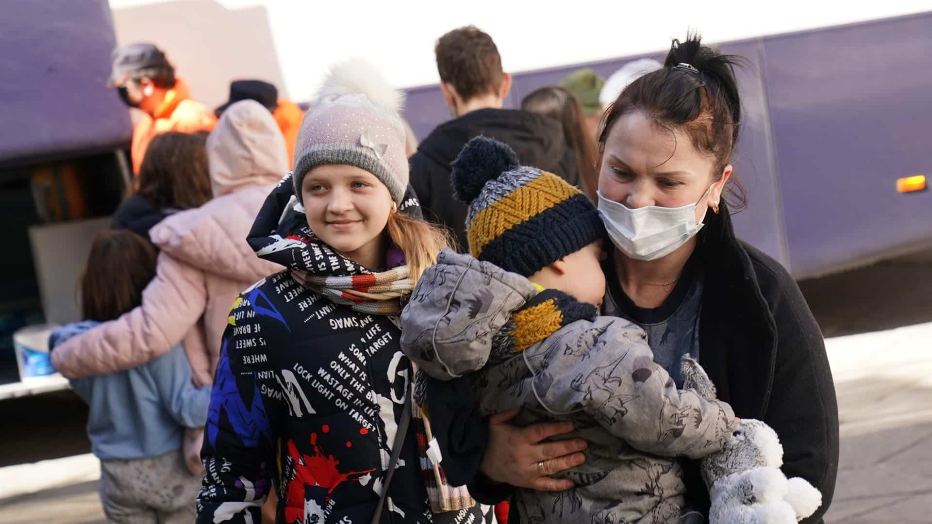 Una madre y sus dos hijos refugiados ucranianos a su llegada a Santiago | ÁLVARO BALLESTEROS (EP)
