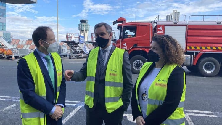 El delegado del Gobierno, José Miñones, visita el Aeropuerto de Santiago | DELEGACIÓN DEL GOBIERNO