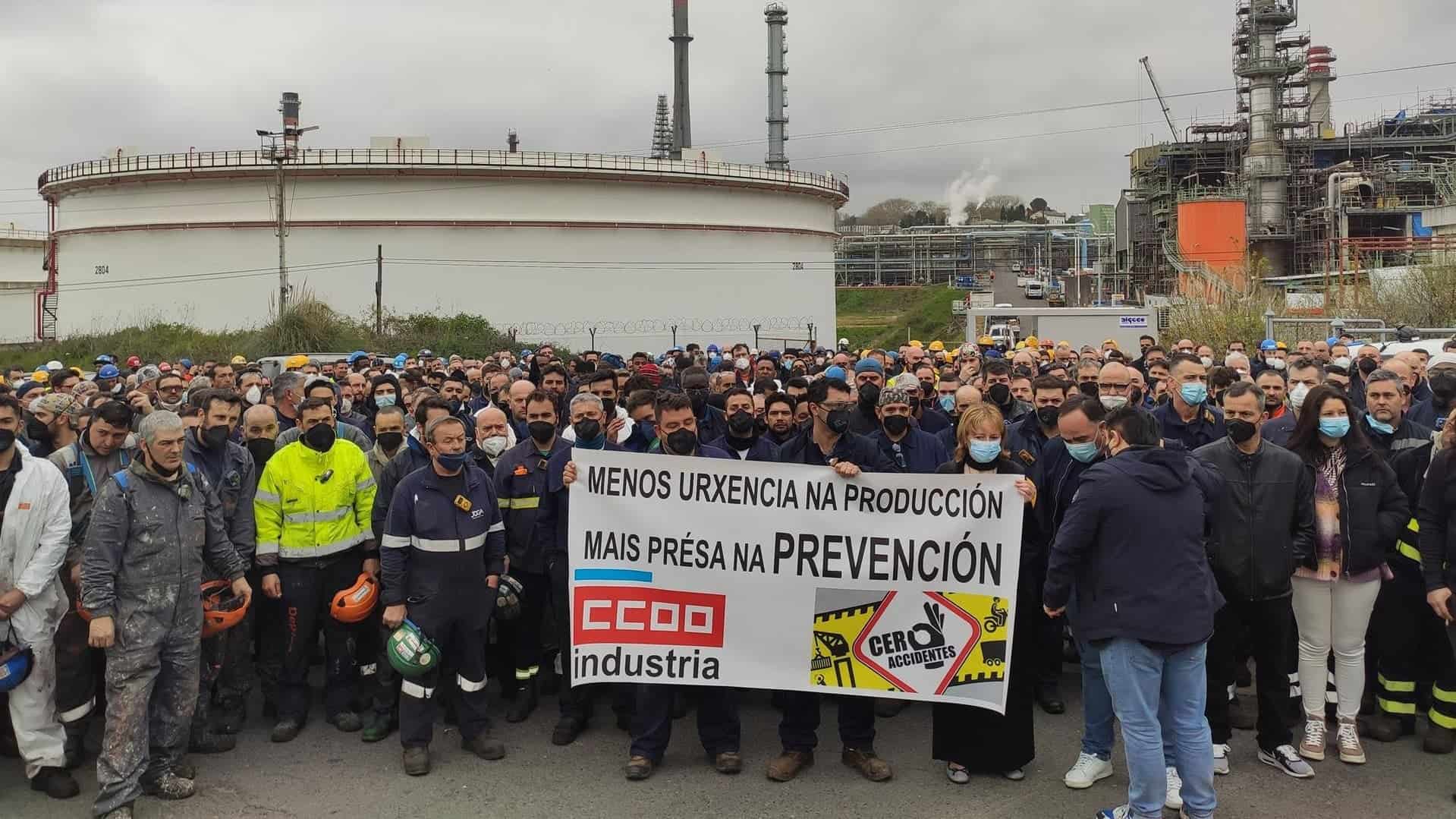 Concentración celebrada este martes a las puertas de la refinería de A Coruña por el sindicato CC.OO