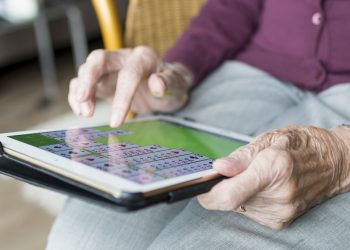 Archivo- una mujer mayor juega al solitario con una tablet