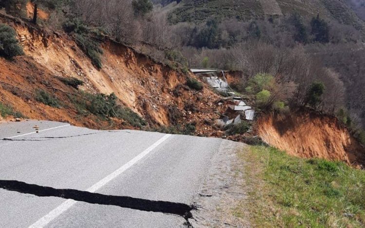 La carretera LU-651 a su paso por el Ayuntamiento de Folgoso do Courel -Lugo-