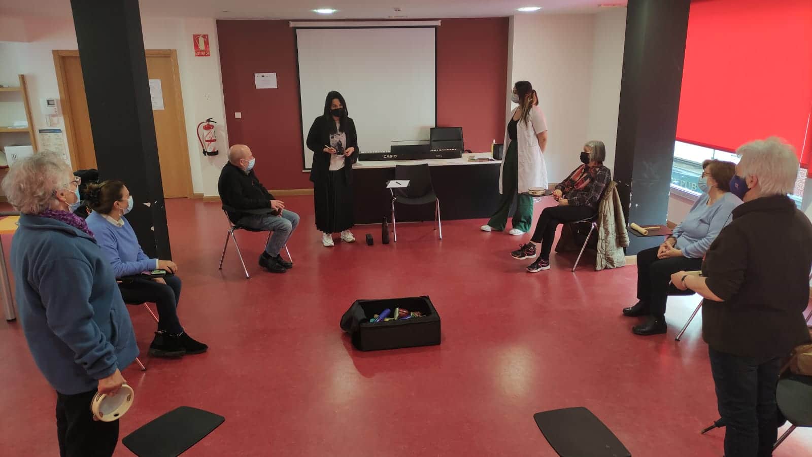 La musicoterapeuta y psicóloga Sara Abuín es la responsable de impartir el programa, que busca favorecer el retraso del deterioro por la edad