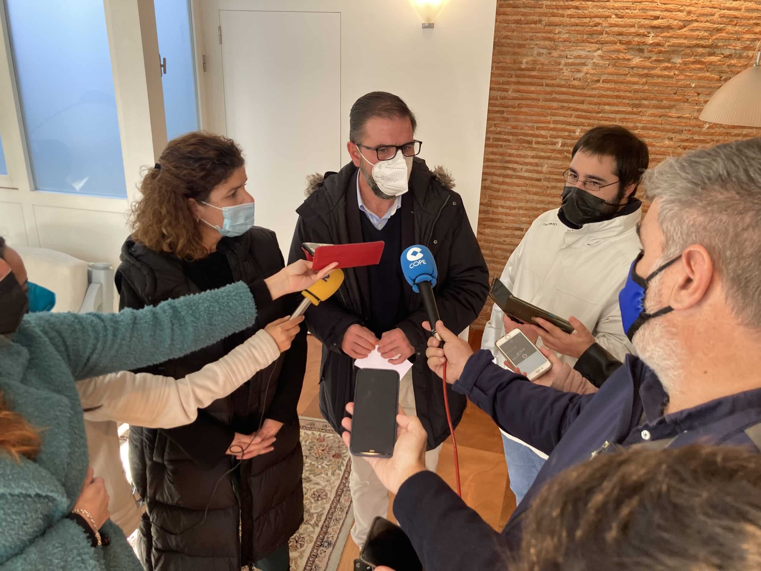 Ángel Mato y la subdelegada del gobierno, María Rivas, durante una visita a una vivienda rehabilitada con fondos del plan estatal