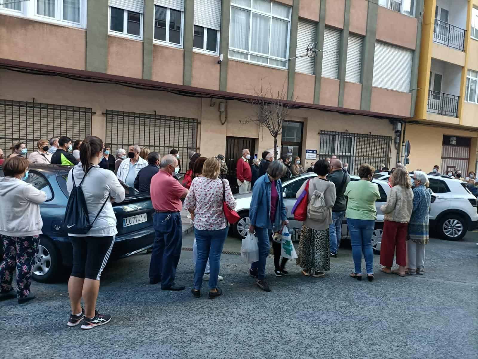 Archivo - Protesta vecinal frente al consultorio Manuel Comellas