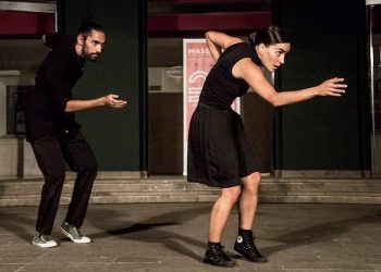Dos bailarines ejercen su danza | COLECTIVO GLOVO